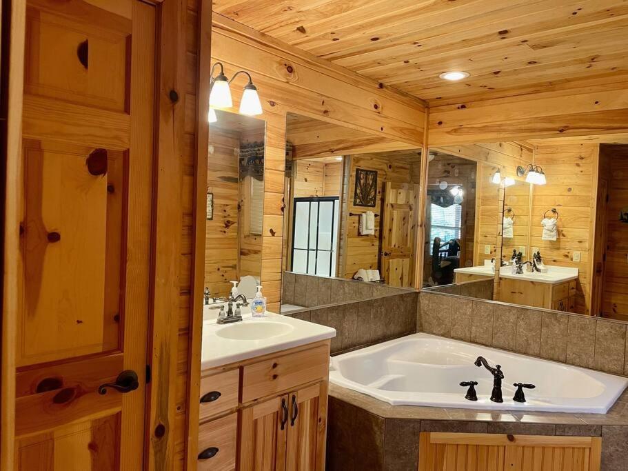2 Bed Cabin Hot Tub Close To Helen #16 Luaran gambar